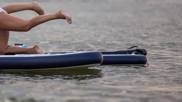 Jovem Mulher Sexy Nadando Stand Paddle Board Water Esportes Estilo — Fotografia de Stock