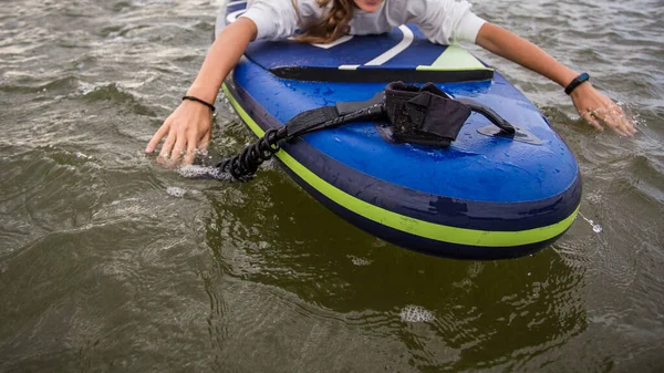 Mujer Sexy Joven Nadando Stand Paddle Board Water Deportes Estilo — Foto de Stock