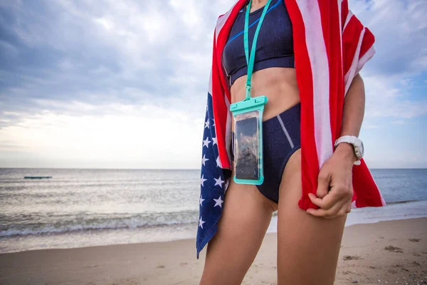 Mujer Con Estuche Impermeable Para Teléfono Una Toalla Con Bandera — Foto de Stock