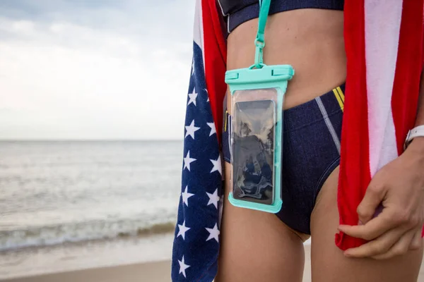 Mujer Con Estuche Impermeable Para Teléfono Una Toalla Con Bandera — Foto de Stock