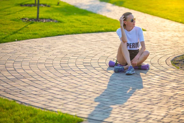 Vacker Kvinna Som Tränar Yoga Utomhus Sommarpark — Stockfoto