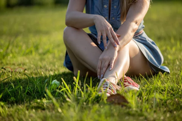 女人的腿在绿草衬托下放松 — 图库照片