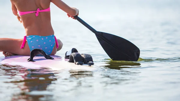 Eveződeszka Stand Eveződeszka Beach Lifestyle Banner Bikini Lány Feláll Sup — Stock Fotó