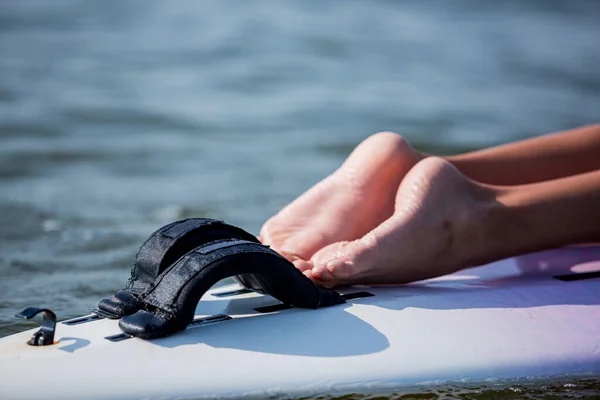 Blurred Image Paddle Boarder Legs Focus Black Handles Summer Vacation — Stock fotografie