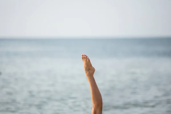 Female Legs Sea Background — Stock Photo, Image