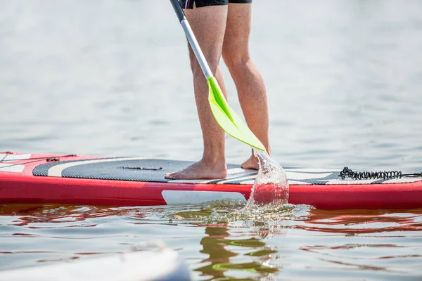 Männliche Beine Stehen Auf Und Paddeln Auf Ozeanblauem Wasser Sommerferien — Stockfoto