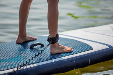 Kürek tahtası stand-up plaj yaşam tarzı afişi. Yaz tatili tatili