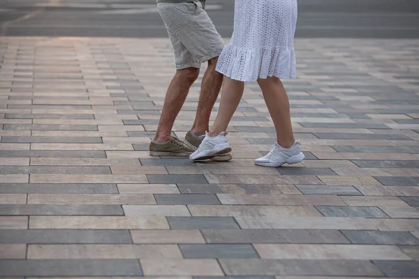 Sokakta Dans Eden Bir Çift Dans Eden Insanların Bacakları — Stok fotoğraf