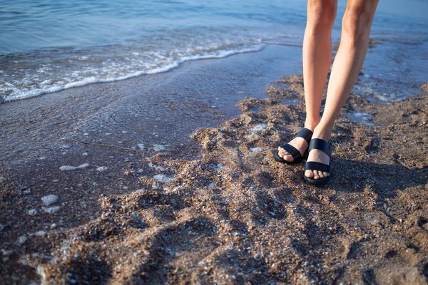 Όμορφη Γυναίκα Περπατά Στην Παραλία Γαλάζια Θάλασσα Και Ουρανό — Φωτογραφία Αρχείου