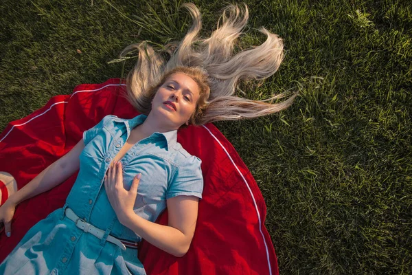 Mooie Blonde Vrouw Liggend Gras Een Park — Stockfoto