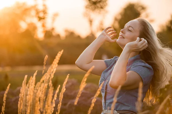 Vacker Kvinna Med Flygande Hår Promenader Med Solnedgång Ljus Tonad — Stockfoto