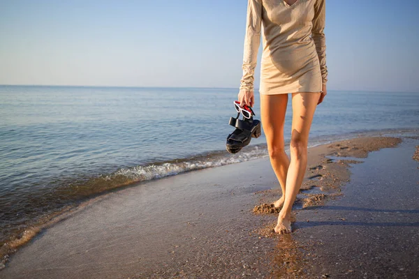 Mooie Vrouw Wandelen Het Strand Met Blauwe Zee Lucht — Stockfoto