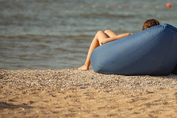 Kobieta Nogi Relaks Fotelu Plaży Piaszczystej Plaży — Zdjęcie stockowe