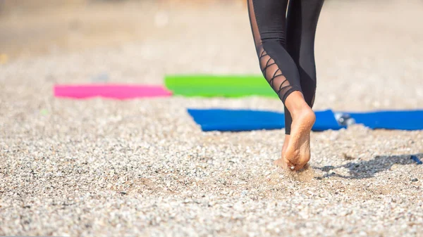 Fitness Stranden Kvinnliga Ben Som Går Uppvärmda Innan Sträcker Sig — Stockfoto