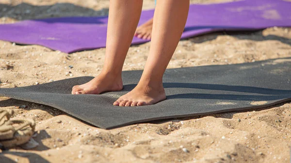 People Stretching Yoga Mat Outdoors Sandy Beach — Stock Photo, Image