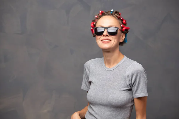 Portret Van Een Jonge Grappige Vrouw Met Een Zonnebril Shirt — Stockfoto