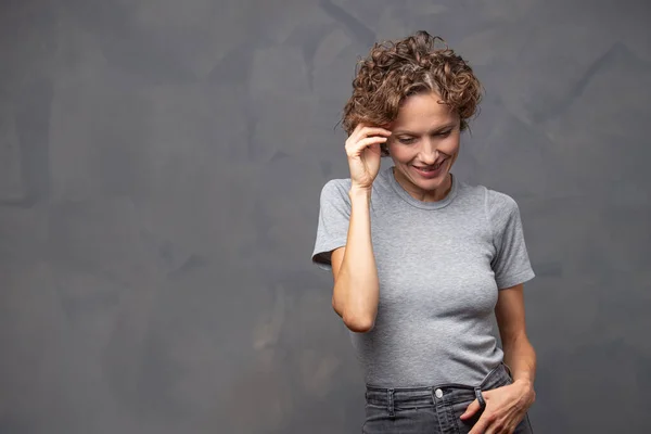 Vrolijke Vrolijke Jonge Vrouw Met Kort Krullend Haar Natuurlijke Make — Stockfoto