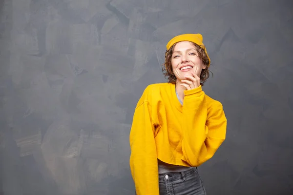 Humor Outono Retrato Mulher Sorridente Feliz Com Cabelo Curto Morena — Fotografia de Stock