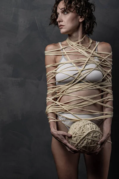 Mulher Bonita Envolto Uma Corda Sobre Parede Cinza — Fotografia de Stock