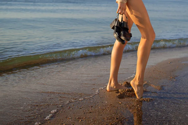 Mooie Vrouw Wandelen Het Strand Met Blauwe Zee Lucht — Stockfoto