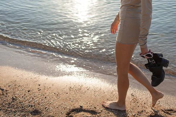 Hermosa Mujer Caminando Playa Con Mar Azul Cielo —  Fotos de Stock