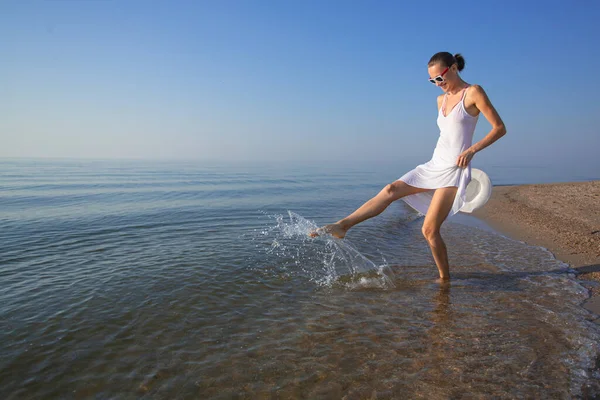 Donna Che Gioca Con Acqua Ora Esatta — Foto Stock