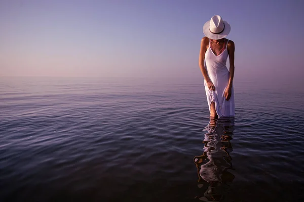 Elegante Vrouw Het Water Zonsondergang Mooie Vreemdeling — Stockfoto