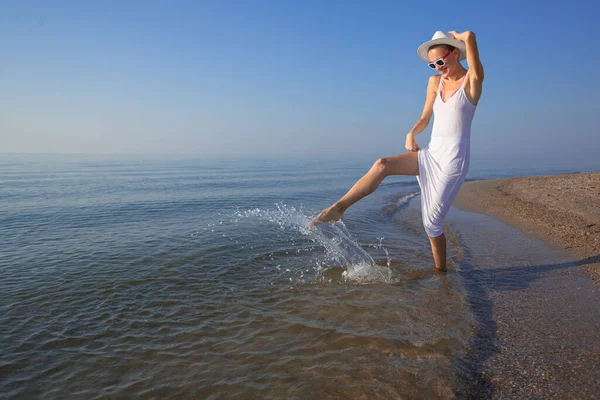 Vrouw Genieten Van Zomer Spelen Met Water Spetters Plezier — Stockfoto