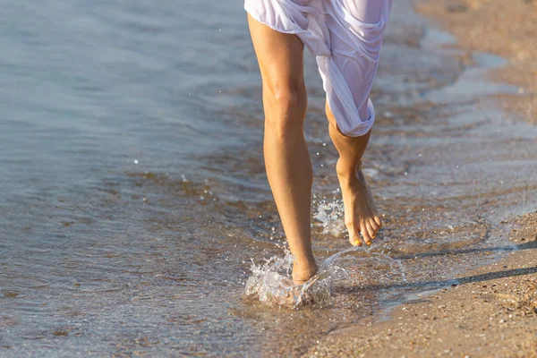 Female Feet Step Sea Wave — Stock Photo, Image