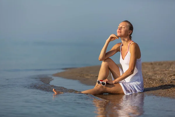 Beautiful Elegant Woman Beach — Stock Photo, Image