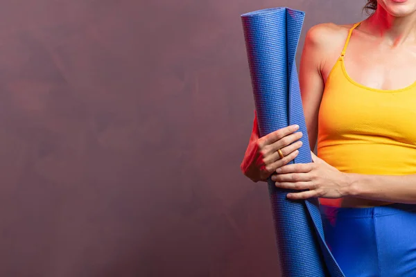 Fitness Sport Mujer Ropa Deportiva Moda Con Esterilla Yoga Sobre — Foto de Stock