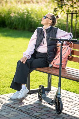 Bankta stres atan bir kadın.