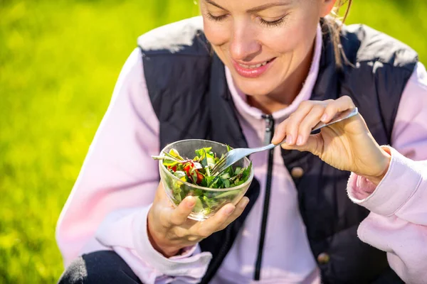 Mulher Branca Bonita Comendo Salada Sobre Fundo Natural Verde — Fotografia de Stock