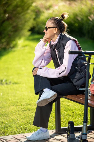 Beautiful Young Woman Taking Break Relaxing Sitting Bench Local Park — Stock Photo, Image