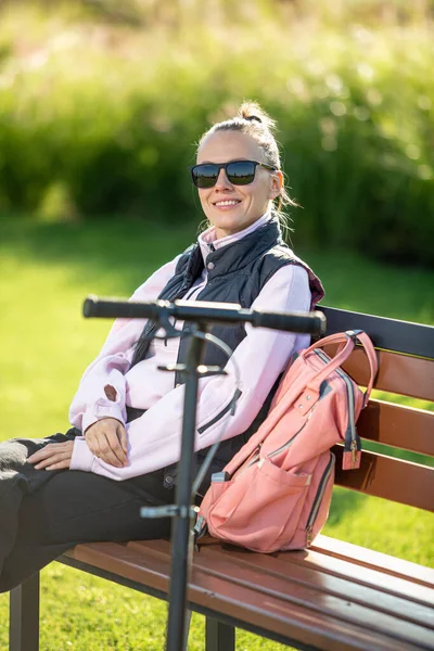 Vacker Ung Kvinna Tar Paus Avkopplande Sitter Bänk Lokal Park — Stockfoto