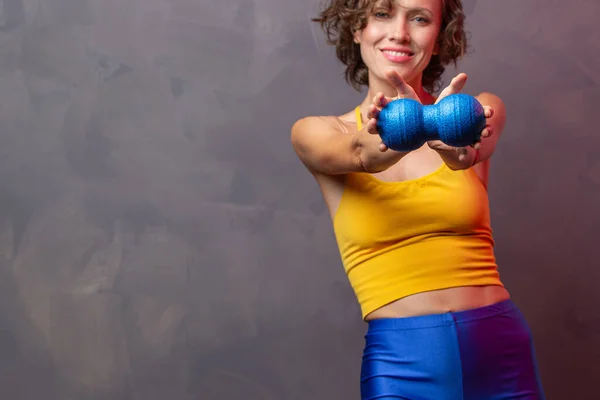 Mujer Con Herramientas Accesorios Yoga Calentamiento Muscular Fascial Liberación Miofascial — Foto de Stock