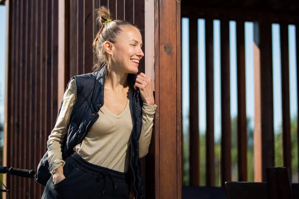 Schöne Junge Frau Macht Eine Pause Entspannter Spaziergang Einem Lokalen — Stockfoto