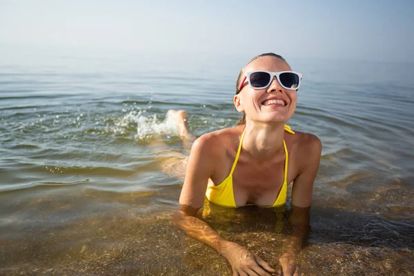 Beautiful Brunette Woman Wearing Sunglasses Yellow Swimsuit Having Fun Swimming — Stock Photo, Image