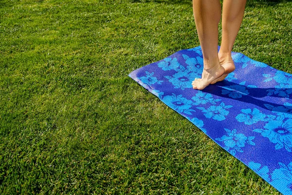 Yoga Por Mañana Mujer Joven Practicando Estera Yoga Césped Verde — Foto de Stock