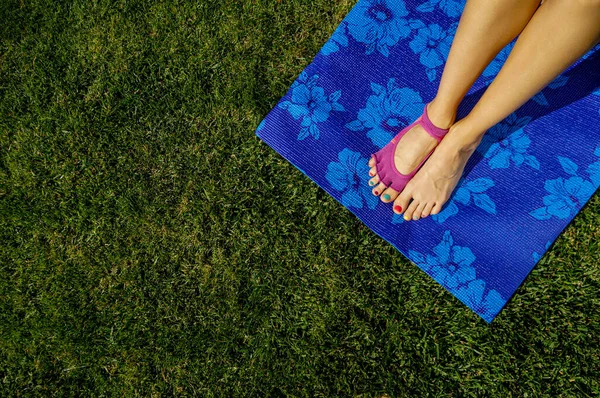 Yoga Morgonen Ung Kvinna Tränar Yogamatta Grön Gräsmatta — Stockfoto