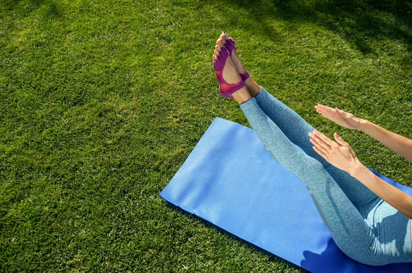 Yoga Por Mañana Mujer Joven Practicando Estera Yoga Césped Verde — Foto de Stock