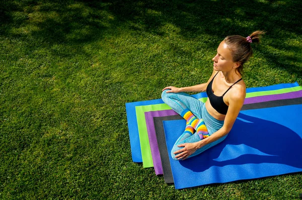 Yoga Diversiteit Concept Yoga Voor Iedereen Vrouw Multicolor Sokken Oefenen — Stockfoto