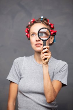 Büyüteç arayan meraklı kadın