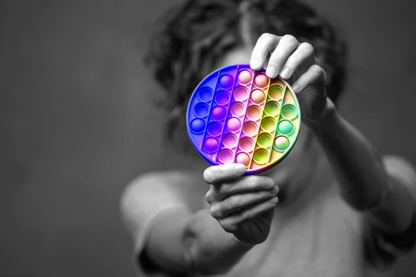 Nuevo Juguete Sensorial Mano Mujer Arco Iris Pop Con Juguete — Foto de Stock