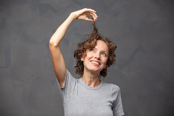 Piękny Naturalny Brunetka Kobieta Portret Szarym Tle — Zdjęcie stockowe