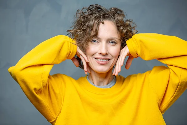 Glad Glad Glad Ung Kvinna Med Kort Lockigt Hår Bär — Stockfoto