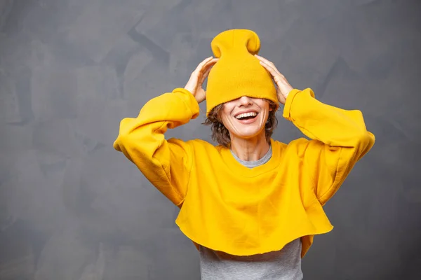 Hösthumör Porträtt Glad Leende Kvinna Med Kort Brunett Lockigt Hår — Stockfoto