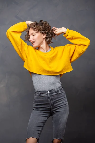 Happy Wesoły Młoda Kobieta Krótkimi Kręconymi Włosami Noszenie Jasnożółty Sweter — Zdjęcie stockowe