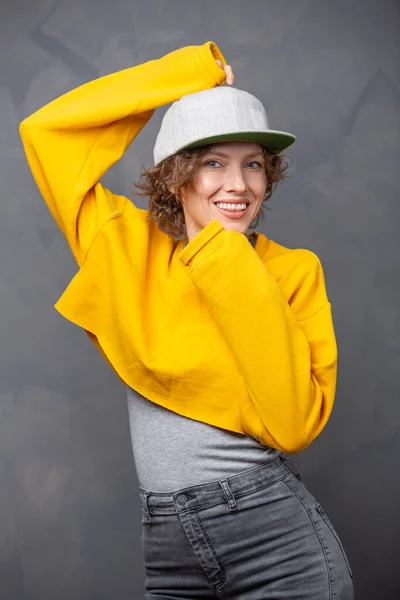 Herfst Stemming Portret Van Vrolijke Lachende Vrouw Met Kort Brunette — Stockfoto