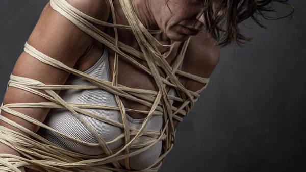 Retrato Uma Mulher Envolto Com Uma Corda Sobre Parede Cinza — Fotografia de Stock